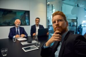 Porträtt av affärsman som vänder sig om under ett möte