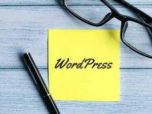 Text Word press skriven på klisterlapp