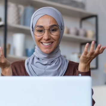 Video chiamata incontro online con gli amici, giovane bella donna musulmana in hijab che guarda la telecamera e Video chiamata incontro online con gli amici, giovane bella donna musulmana in hijab che guarda la telecamera e